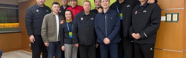 世俱杯下注网站-杨鸣卸任辽篮主帅现身CBA杯举办地：社媒晒与巴特尔等名宿合照