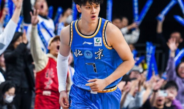 世俱杯赛程-北京男篮遭打击：曝曾凡博腰伤属于旧伤复发 多久恢复无法确定