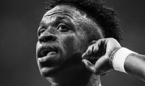 回应被种族歧视？维尼修斯晒照配德雷克歌：我才不管你XX爱不爱我